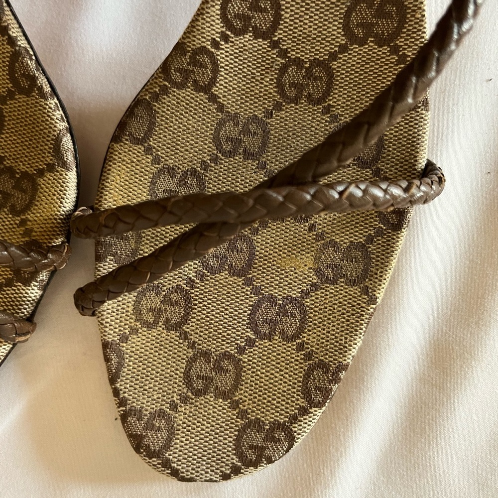 Authentic Gucci monogram sandal.